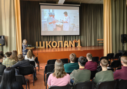 В средней общеобразовательной школе №1 состоялась встреча старшеклассников с исполняющей обязанности главного врача  КГБУЗ "Онкологический диспансер, г. Бийск" Быковой Анастасией Владимировной