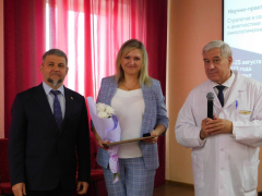 В Алтайском краевом онкологическом диспансере прошло вручение нагрудных "Почетных знаков" Ассоциации онкологических организаций Сибири и Дальнего Востока